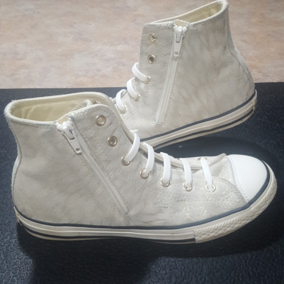 Girls Converse size 5 - Picture 2 of 7